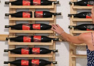 image d'une main de femme sur une bouteille-vin de garde-chateau prieure borderouge-vin de corbieres-vin rouge des corbieres
